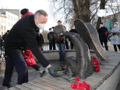 Беглов открыл памятник врачам-жертвам ковида в тайне от инициаторов проекта