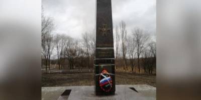 В Ростовской области памятник воинской доблести отремонтировали скотчем