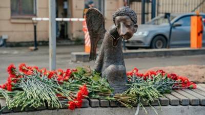 Памятник погибшим в пандемию медикам установили в Петербурге