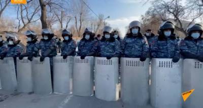 Полиция Армении перекрыла улицу Демирчяна у здания парламента – видео