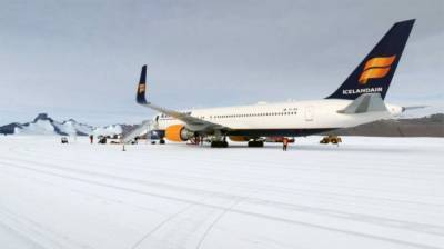 Пассажирский самолет авиакомпании Icelandair совершил посадку на лед в Антарктиде: фото и видео
