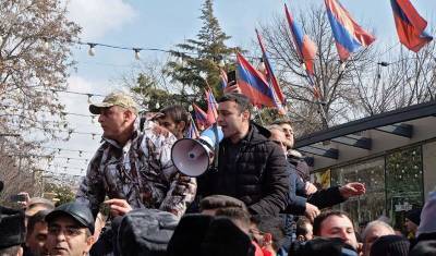 Оппозиция собралась у здания парламента в Ереване в ожидании выступления Пашиняна
