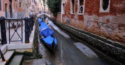 ФОТО: Странное явление в Венеции: обычно наводнения, а теперь пересохшие каналы