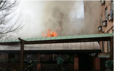 На фото показали, как в центре Донецка горит бар “Свинья”