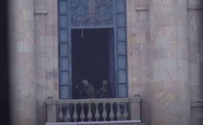 Журналисты "засекли" снайперов в здании парламента Армении (ВИДЕО)