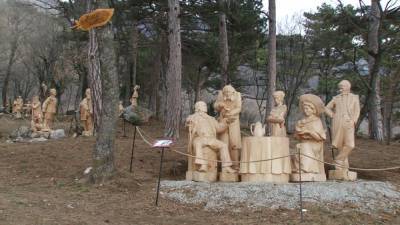 Литературные герои из произведений Чехова украшают парк в Крыму.