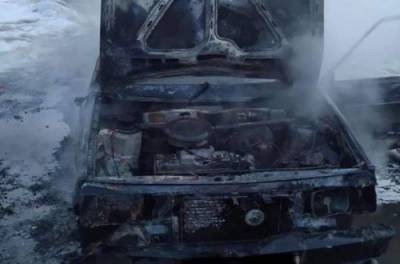 На Львовщине посреди дороги полностью сгорел автомобиль ФОТО