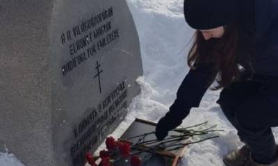 Активисты «Молодой гвардии Единой России» почтили память «героев ВОВ» на могиле гитлеровских солдат