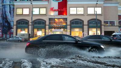 Дептранс призвал водителей быть аккуратными на дорогах из-за гололедицы и снега