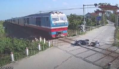 Упавший на рельсы мотоциклист чудом не попал под поезд