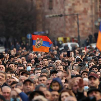 Около 8.000 человек участвуют в митинге оппозиции в Ереване