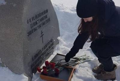 В Орске единороссы провели акцию «Защити память героев», возложив цветы на могилу гитлеровских солдат