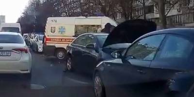 В Киеве на улице Шумского водитель потерял сознание за рулем Шевроле и погиб, фото, видео - ТЕЛЕГРАФ