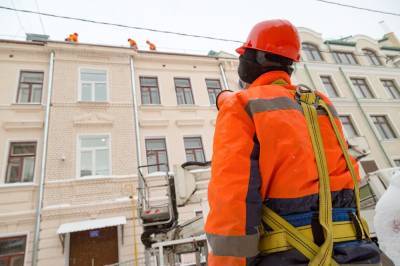 Московские коммунальщики взяли под особый контроль очистку крыш и ливневок