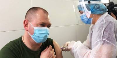 Первый среди пограничников. Глава Госпогранслужбы получил прививку от коронавируса — видео