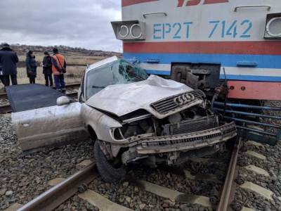 В Донецкой области пассажирский поезд разнес Audi: водитель погиб, а пассажира вытащили военные