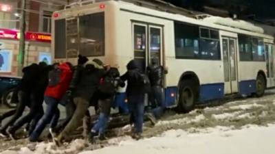В Кирове пешеходы выталкивали застрявший на подъеме троллейбус