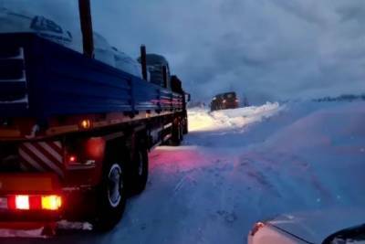 На Ямале на технологическом переезде застряли около десятка машин