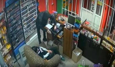 Житель Кирова обокрал магазин, пока продавщица спала