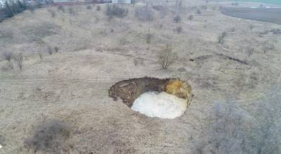 В польской деревне внезапно обрушилась земля и возникла гигантская воронка