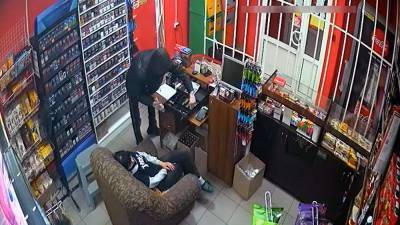 Кировчанин ограбил магазин со спящей продавщицей (видео)