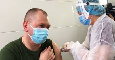 "Безболезненная процедура": глава ГПСУ вакцинировался от COVID-19 вместе с другими пограничниками (5 фото)