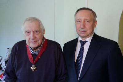Басилашвили получил орден «За заслуги перед Отечеством» из рук Беглова