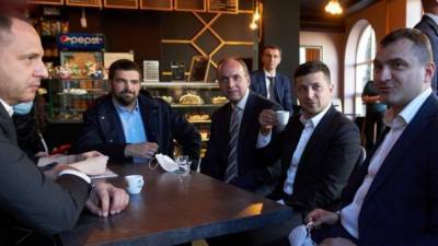 Чаепитие в Хмельницком: КСУ рассмотрит нарушение карантина Зеленским