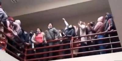 В Боливии 11 студентов слетели с 4 этажа после обвала перил во время протестов, 7 погибли, видео - ТЕЛЕГРАФ