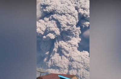 В Индонезии проснулся мощный вулкан. ВИДЕО