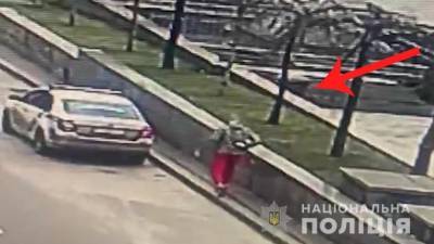 В Киеве "пранкер" атаковал патрульных тарелкой со сливками