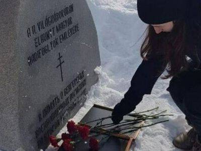В Орске "Молодая гвардия Единой России" возложила цветы к могиле союзников нацистов