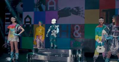 Dolce & Gabbana выпустил на подиум роботов (видео)