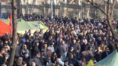Митинг оппозиции у здания парламента в Ереване завершился без происшествий