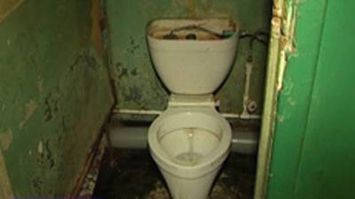 В туалете общественного учреждения в Челнах обнаружили труп мужчины