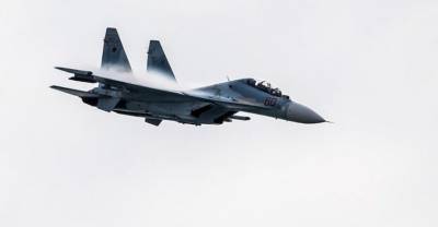Российский Су-27 подняли на перехват двух бомбардировщиков ВВС США в небе над Балтикой