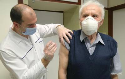 В очереди на вакцинацию стоит 100 тысяч украинцев