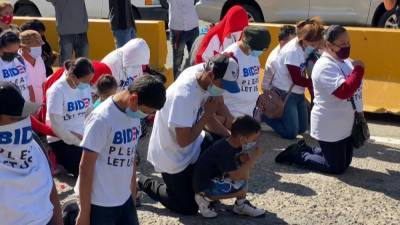 Мигранты молятся на Байдена