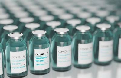 Чешский миллиардер получил прививку от COVID-19, выдав себя за медработника