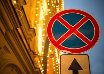 Вологжан просят соблюдать требования знаков, запрещающих остановку и стоянку машин