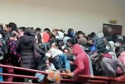 В Боливии из-за давки в университете обрушились перила: погибли студенты (ВИДЕО)