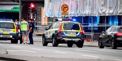 Подозревают в терроризме. В Швеции мужчина напал с ножом на прохожих, есть пострадавшие — фото и видео