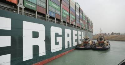 Инцидент с перекрытием Суэцкого канала огромным судном назвали случайностью