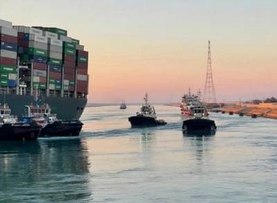 Администрация Суэцкого канала рассказала о работах по устранению «пробки» из судов