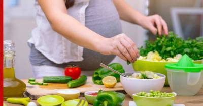 Диетолог рассказала о "золотой середине" в питании беременных женщин