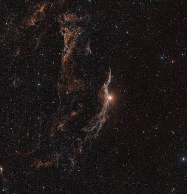 Hubble сделал невероятные снимки туманности Вуаль и мира