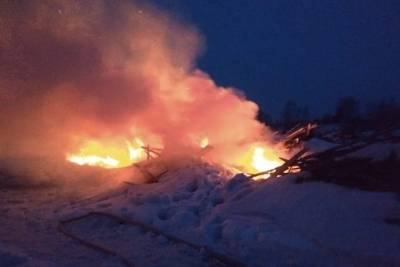 Под Красноярском загорелась огромная свалка отходов лесопиления