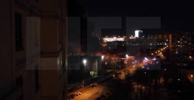 На северо-востоке Москвы загорелись несколько грузовиков на стоянке — видео