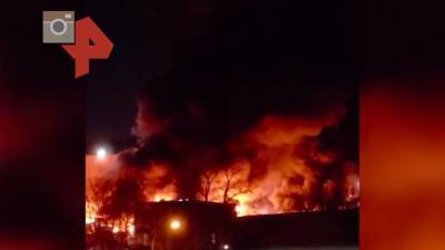 25 грузовиков загорелись в московском шиномонтаже