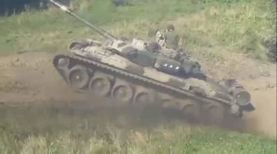 Сел в лужу: в интернете потешаются над российскими танкистами, застрявшими на танке Т-90